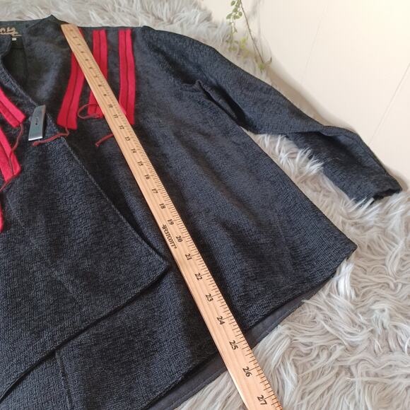 A La Mode by XIAO Women's Artsy Wooden Button Crop Blazer Black Red - Picture 3 of 8